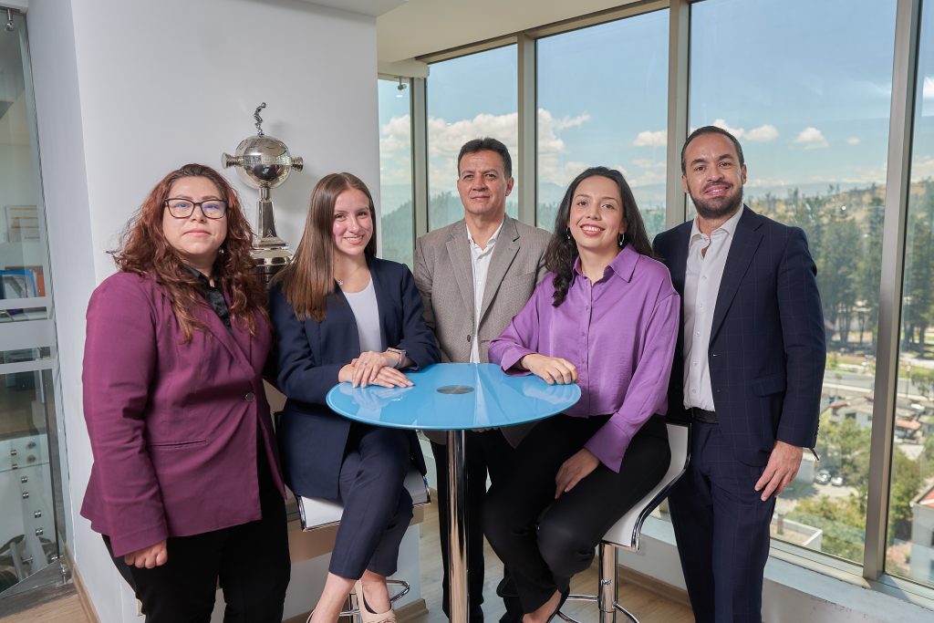 La Firma Equipo Tobar ZVS colaborando en la oficina